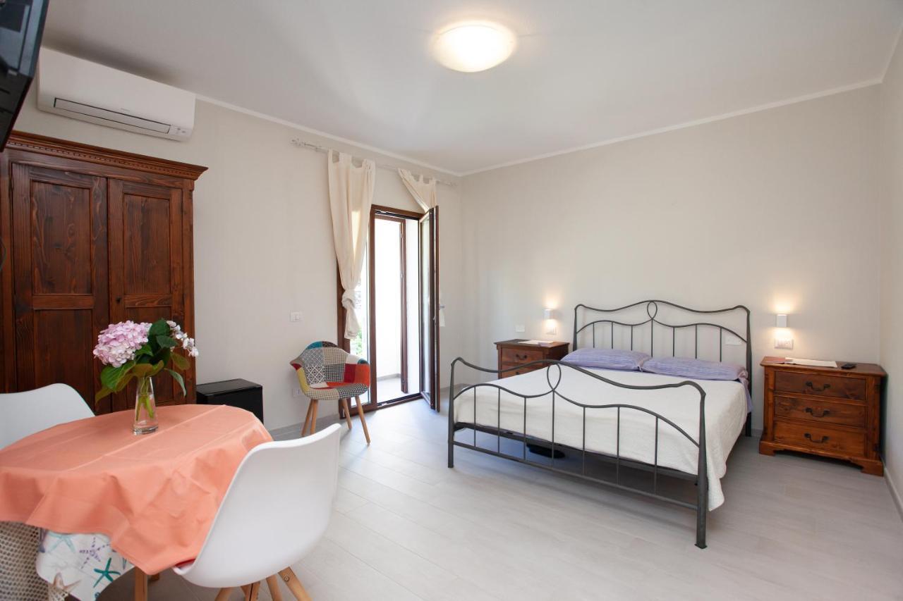 Lu Lioni Rooms San Teodoro  Exteriör bild