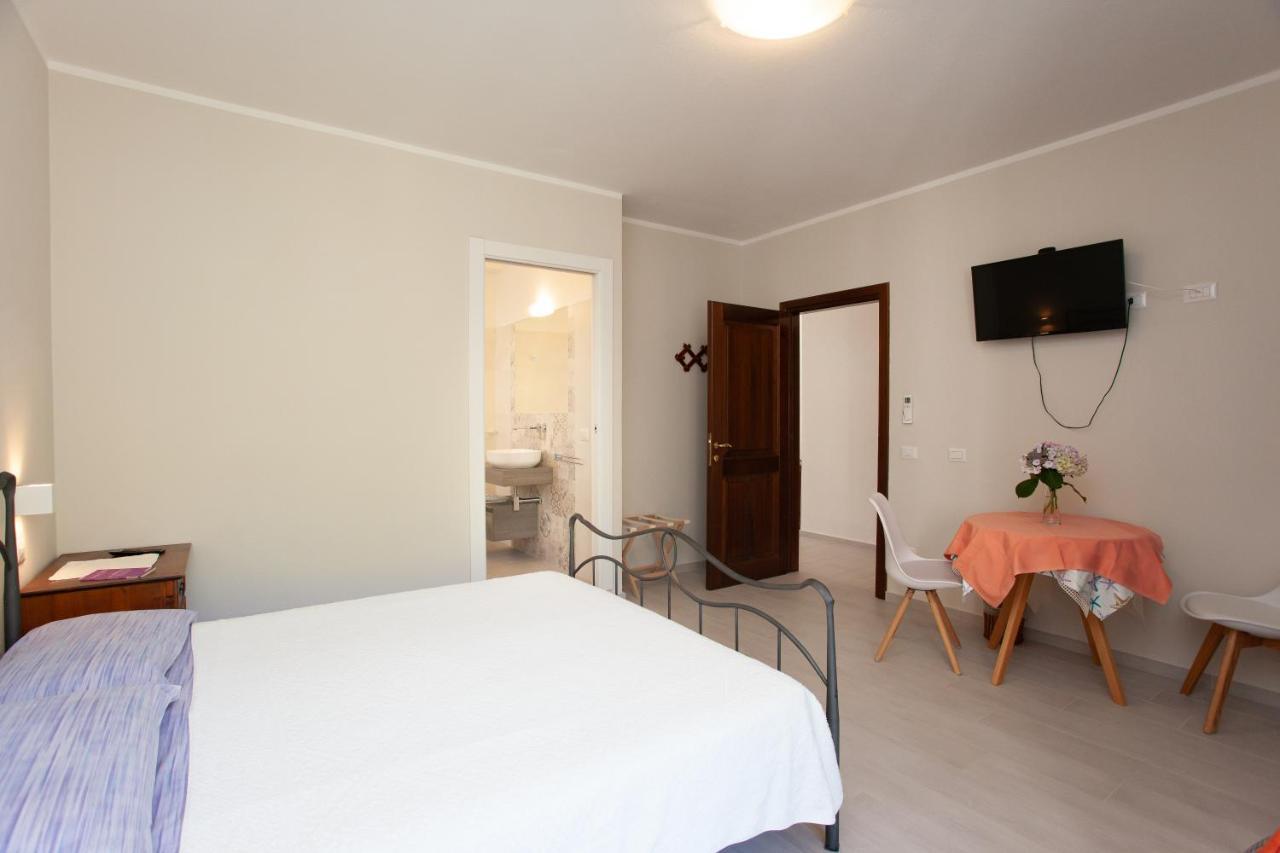 Lu Lioni Rooms San Teodoro  Exteriör bild